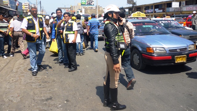  Inspeccionan a vehículos que se estacionan en paraderos universales