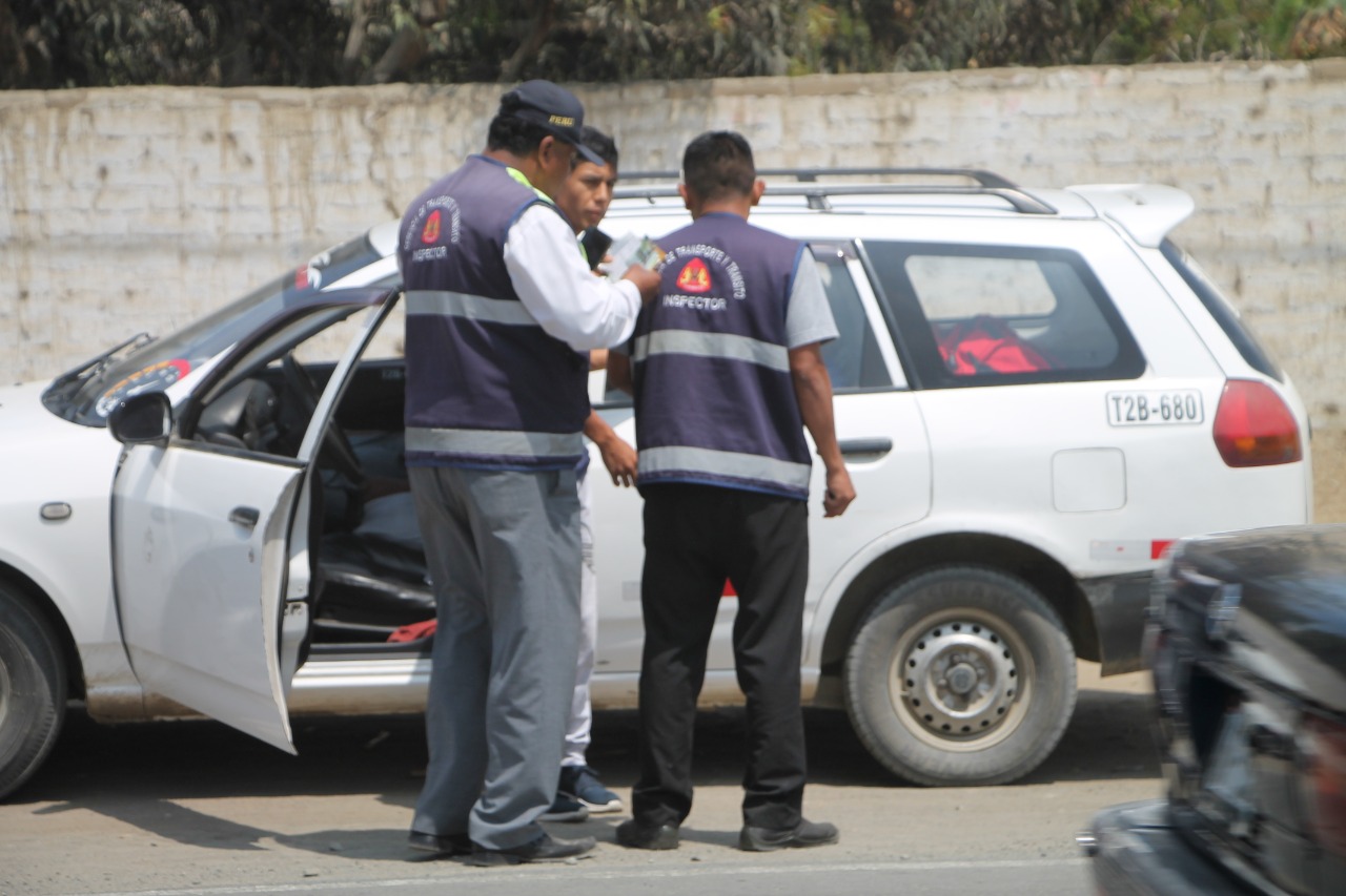Municipio interviene a conductores de zona rural que utilizan farolas de líneas que no les corresponden