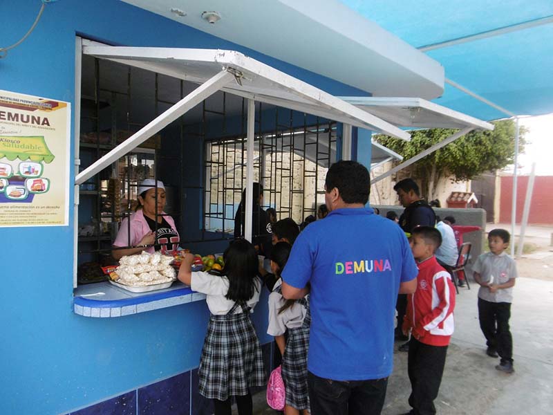 Comuna provincial realiza operativos en kioscos de colegios de Chimbote