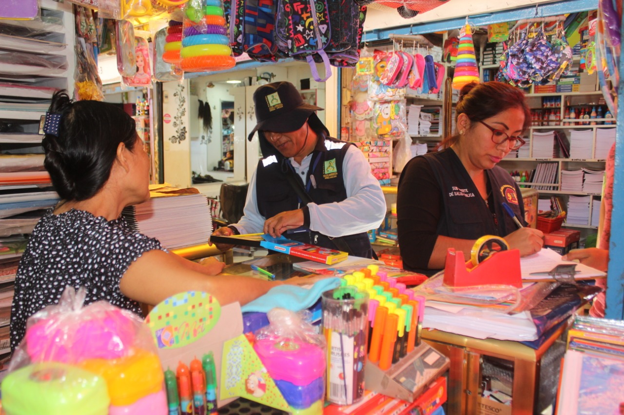 Chimbote: inspeccionan  librerías para evitar venta de útiles escolares sin registro y autorización de Digesa