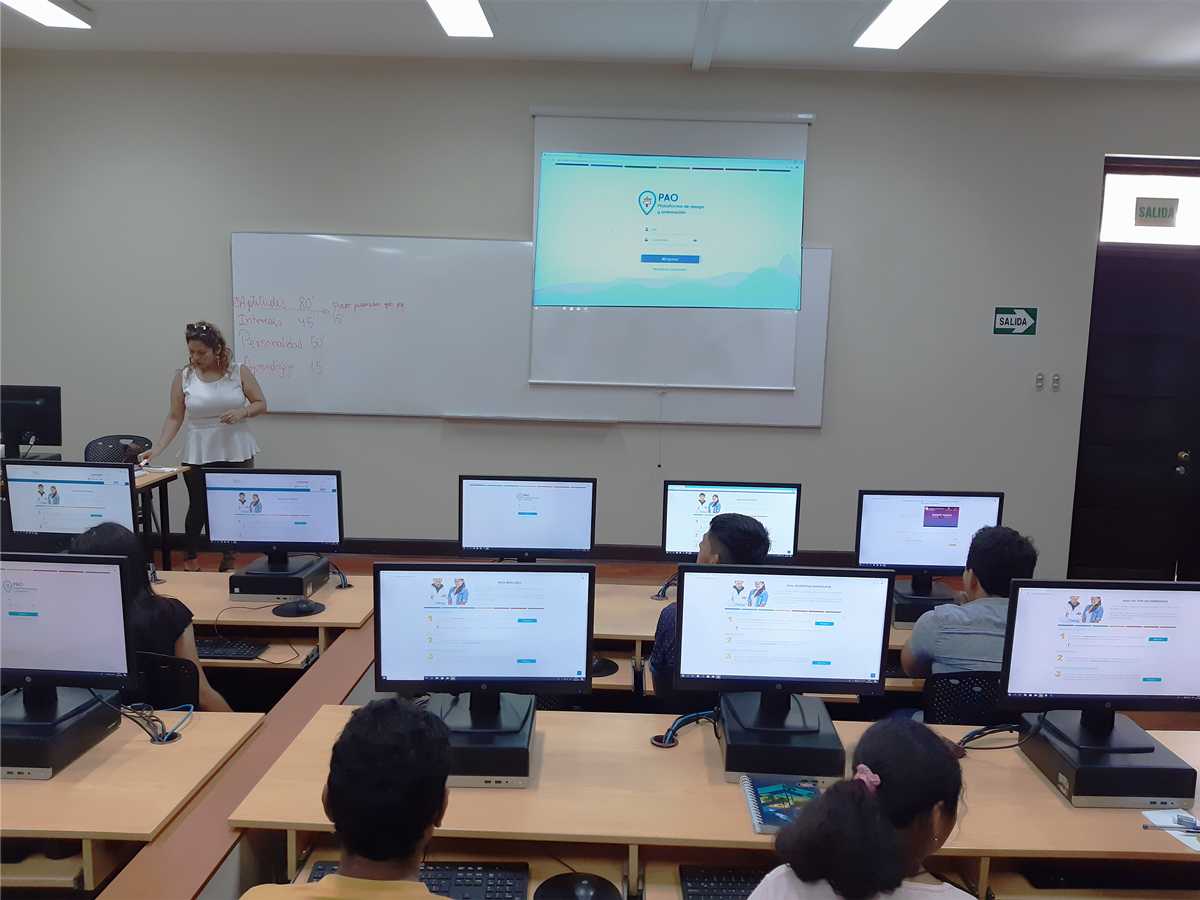 Más de 5,000 preseleccionados de Beca 18 reciben orientación vocacional