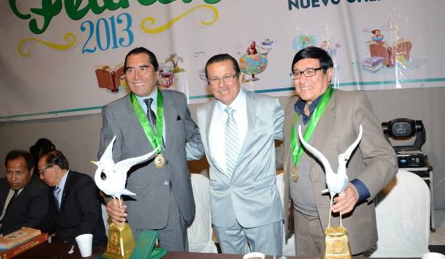 Escritores Óscar Colchado y Braulio Muñoz fueron condecorados en Feria del Libro