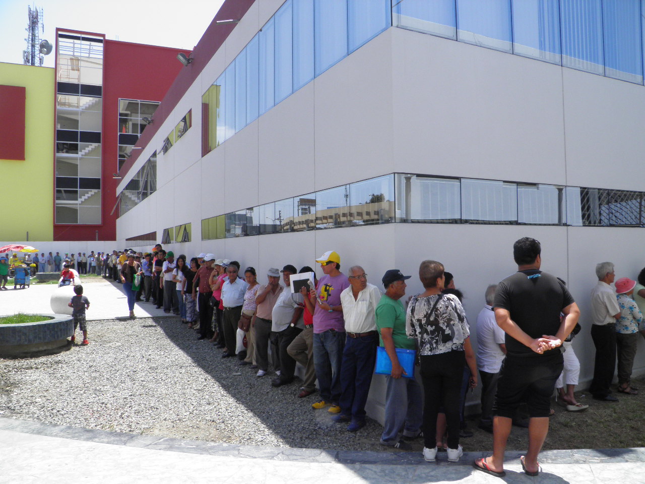 Chimbote: Inmensas colas forman los fonavistas para cobrar sus aportaciones  