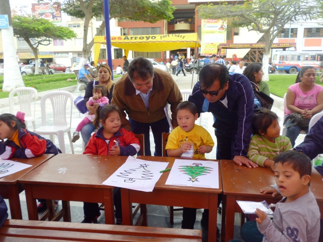 Niños especiales de Chimbote participan en concurso de pintura que promueve Hidrandina