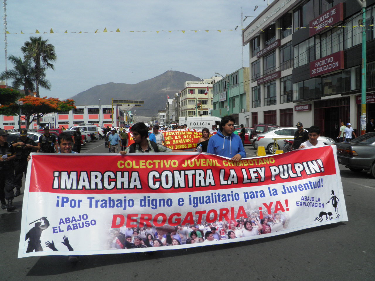 Chimbote: Reducido grupo de jóvenes se movilizan en rechazo a la "Ley Pulpín"
