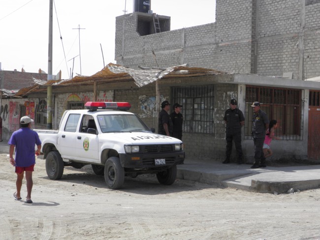 Contingente policial resguarda vivienda de Fiorela Nolasco en Chimbote