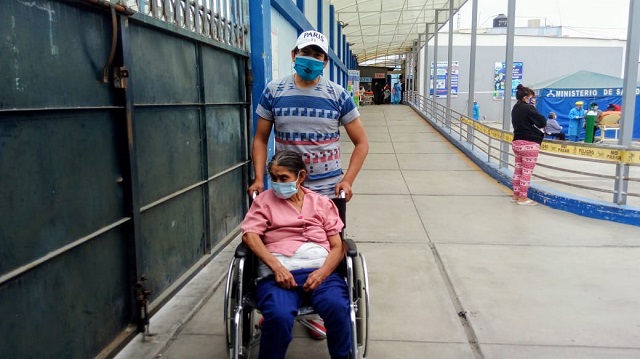 Anciana de 77 años con derrame cerebral vence al coronavirus en el Hospital La Caleta  