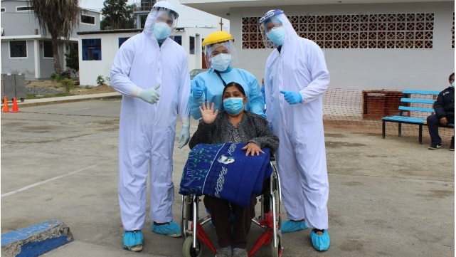 Cuatro madres de familia se reúnen con sus hijos tras superar al coronavirus en hospital de Chimbote