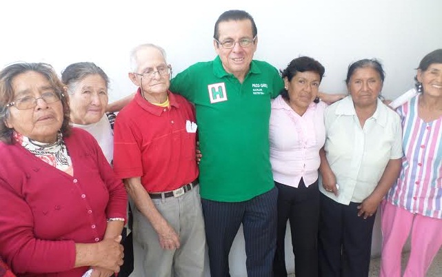  Candidato Paco Gasco rinde homenaje a los adultos mayores de Nuevo Chimbote 