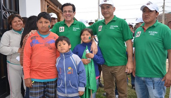   Vecinos del casco urbano de Nuevo Chimbote reciben a candidatos Paco Gasco y Luis Denegri
