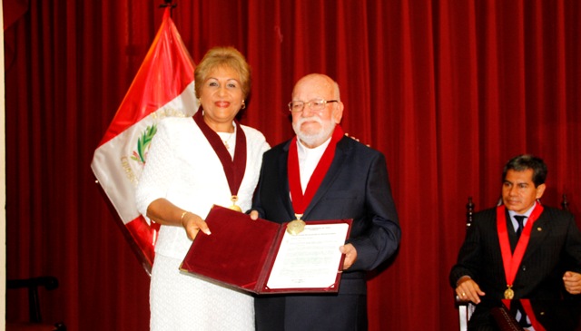Padre Bertino Otárola fue condecorado con Medalla de la Ciudad de Chimbote