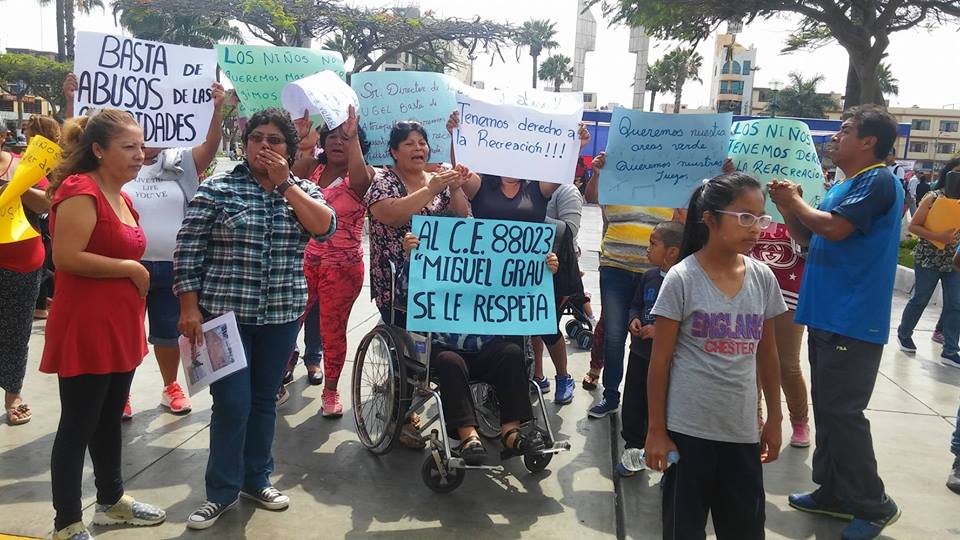 Chimbote: padres del "Miguel Grau" exigen que no se instale aulas prefabricadas en su colegio 