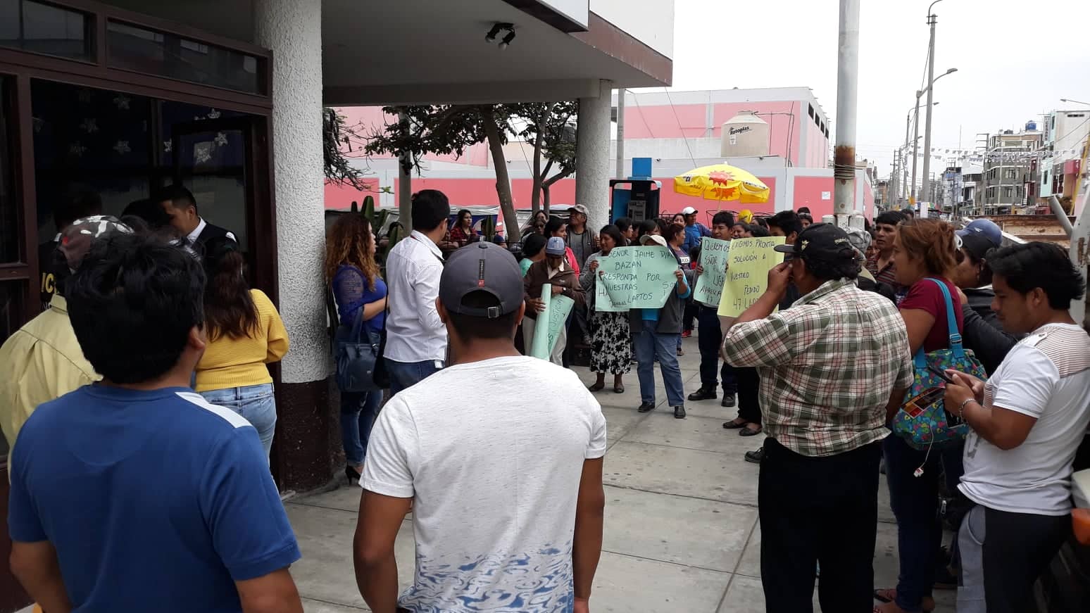 Padres protestan para exigir que se investigue robo de 47 laptops en colegio de Rinconada