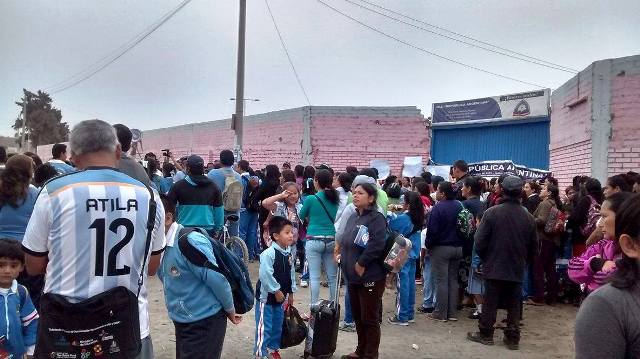 Nuevo Chimbote: Padre de familia del colegio Argentino impiden que sus hijos ingresen a clases
