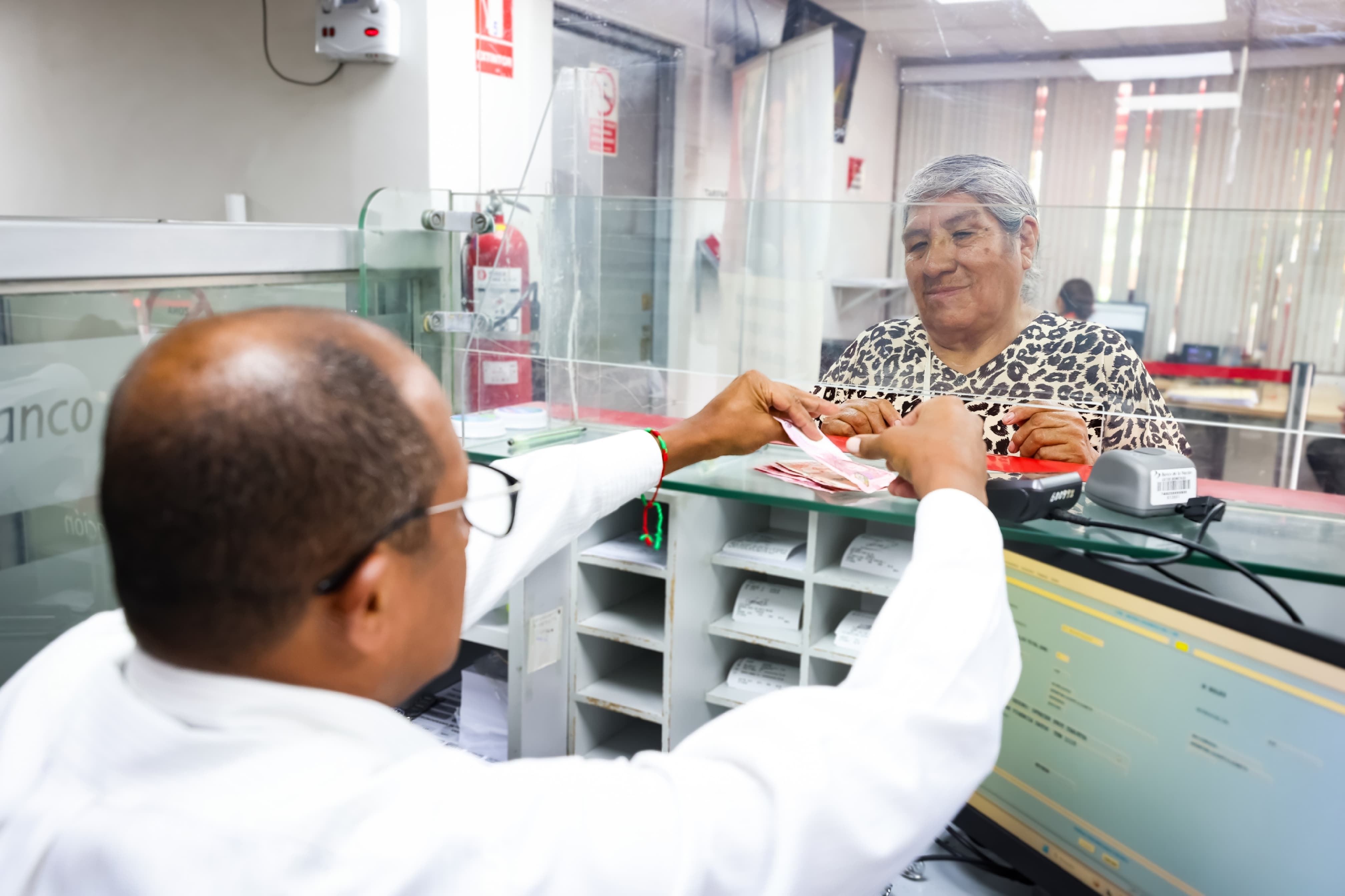 Más de 800 mil usuarios de Pensión 65 inician a cobrar la subvención con aumento de S/100