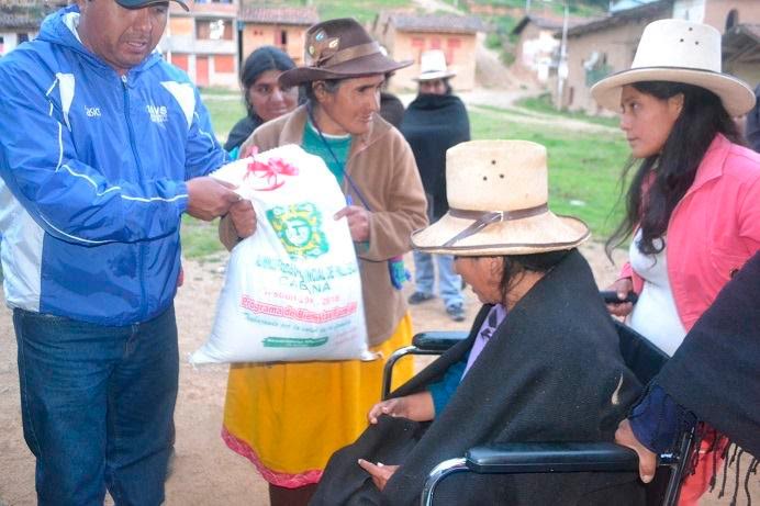 Municipalidad de Pallasca reparte alimentos en camiones recolectores de basura