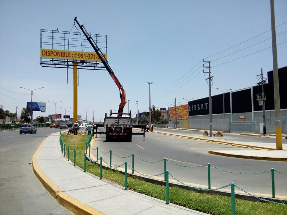 Chimbote: desmontan panel publicitario cerca al “Megaplaza” instalado sin autorización municipal