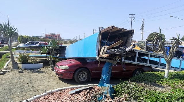 Panel publicitario de “Los Portales” cayó sobre un automóvil en Nuevo Chimbote