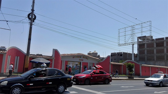 Instalan panel publicitario en jardín de niños ubicado en el centro de Chimbote sin autorización 