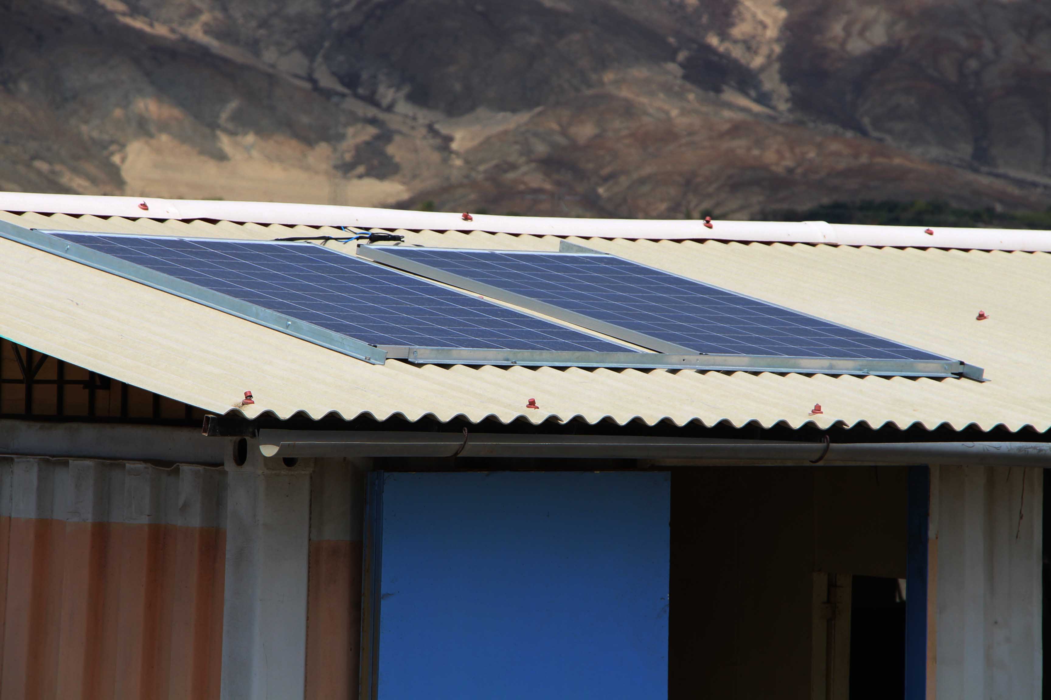 Chimbote: universitarios de la UCV  implementaron panel solar en institución educativa