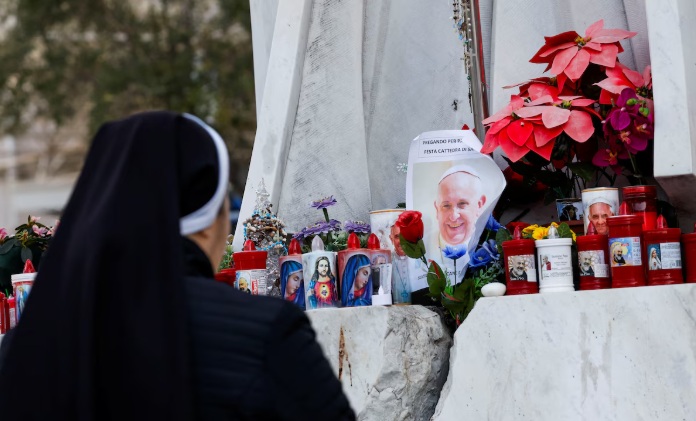 El papa Francisco muestra “una evolución normal del cuadro inflamatorio pulmonar y  leve mejoría en el último día"