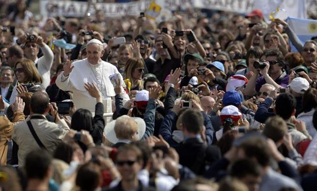 Miles de personas de todo el mundo asisten a audiencias con el papa (video)