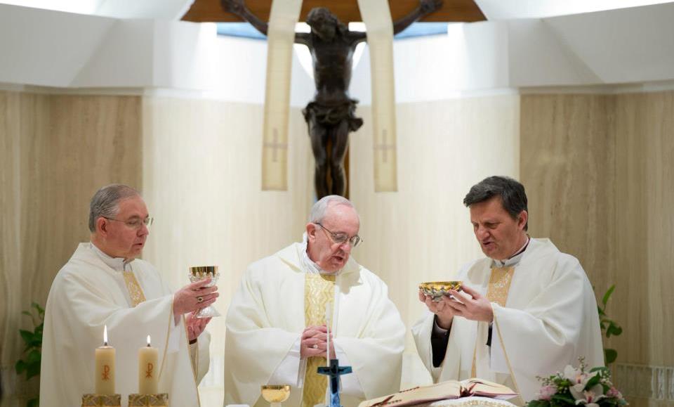 El Papa reza por los hijos de los “devotos del dios soborno”