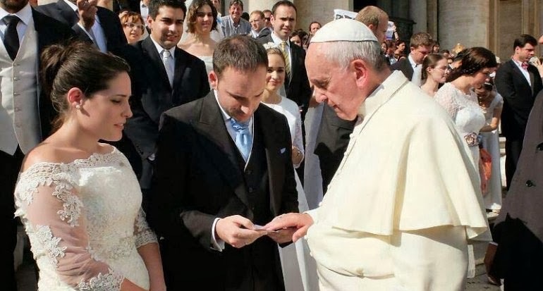 El Papa Francisco casa a 20 parejas en el Vaticano 