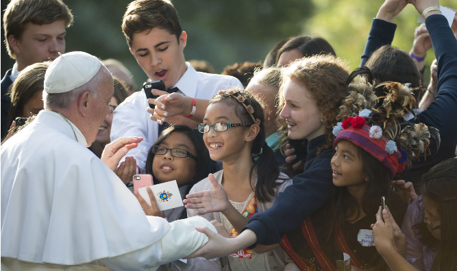 Papa Francisco hizo santos a los pastorcillos y suplicó en Fátima "esperanza y paz"