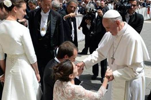 Francisco reafirma principio de indisolubilidad matrimonial para los católicos