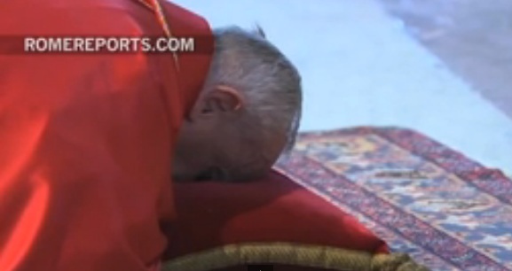 Su santidad reza tendido en el suelo en Viernes Santo (Solo video)  