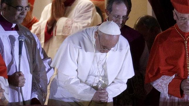   Francisco visita a monjas clarisas: Sonreíd con alegría, no como azafatas(video)