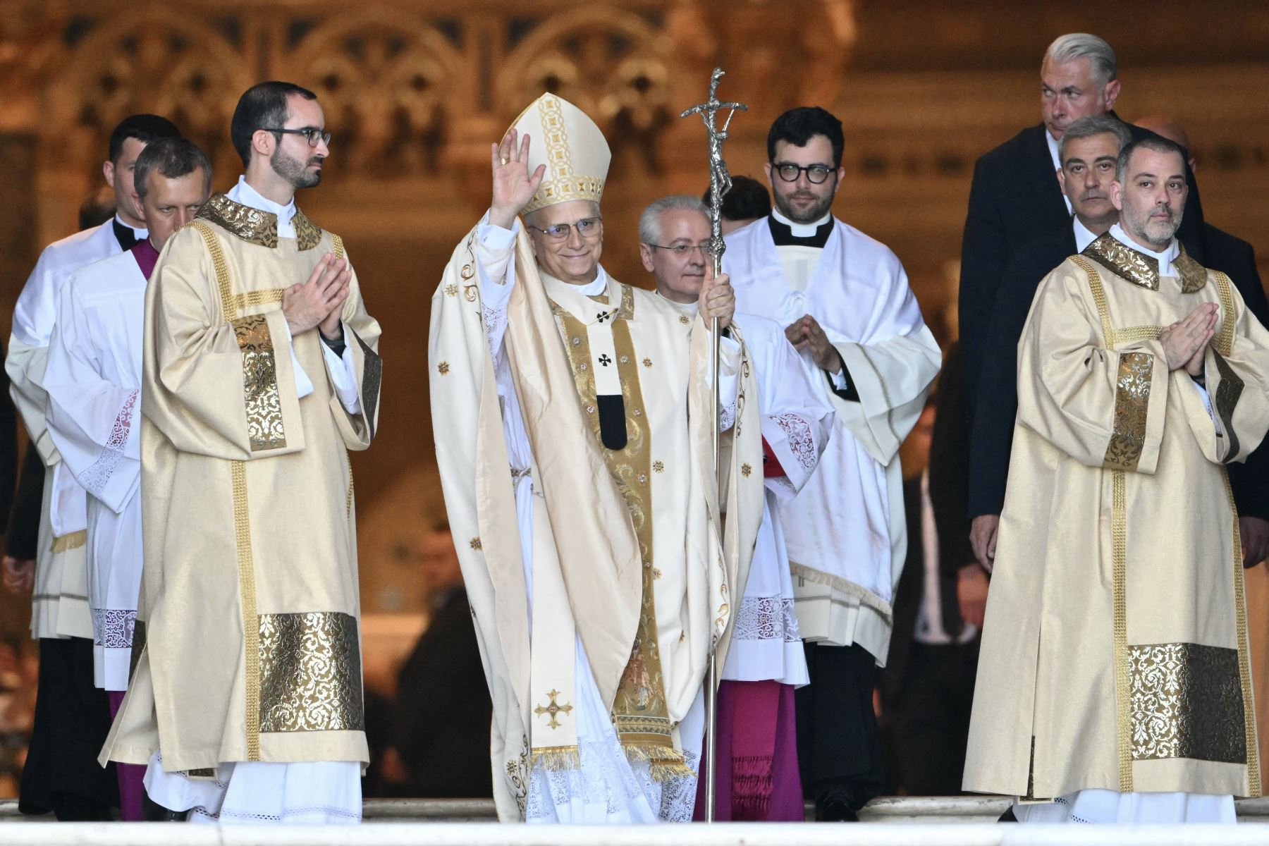 Papa León XIV toma posesión como obispo de Roma