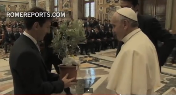 El papa Francisco planta un olivo virtual por la paz (Video)