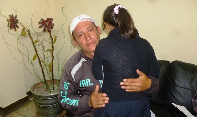 Juez dicta sentencia de alimentos a favor de mujer que abandonó a su hija