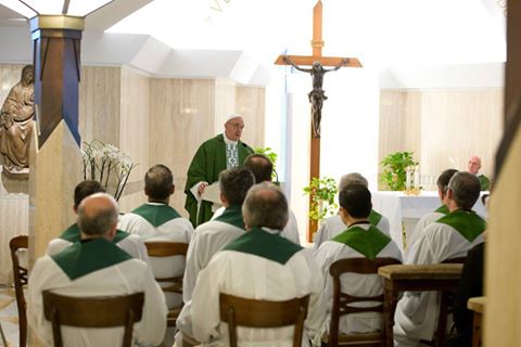 "Los sacerdotes deberían mezclarse con los marginados de la sociedad", dice el Papa