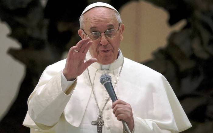 El Papa pide rezar por hijos de los "devotos del Dios soborno"