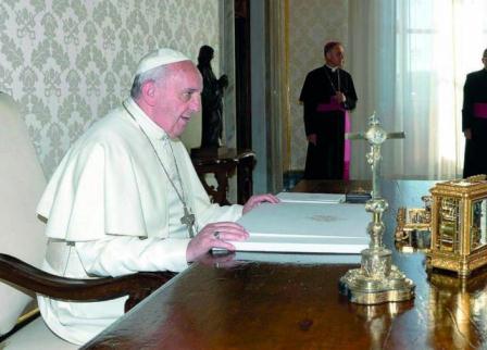 Papa Francisco le escribe a psiquiatra autora de dos libros