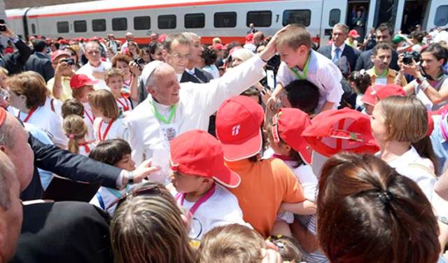 Niños con problemas sociales visitaron el Vaticano y conocieron al Papa (Video)