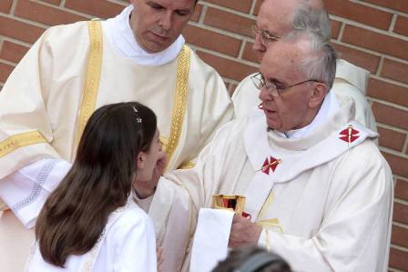 Un niño se sentó en el papamóvil a pedido de Francisco (video)
