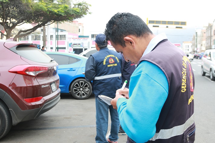 Municipalidad de Chimbote coloca papeletas preventivas por parqueo prohibido en plaza de armas