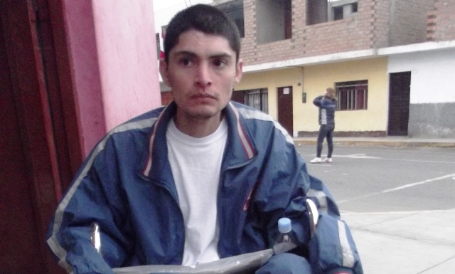   Joven parapléjico requiere de ayuda para su tratamiento