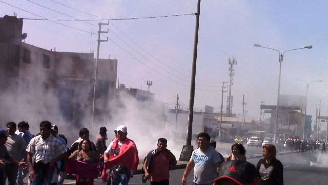 Policías arrojan gas lacrimógeno a trabajadores que acataron paro contra el Gobierno en Chimbote
