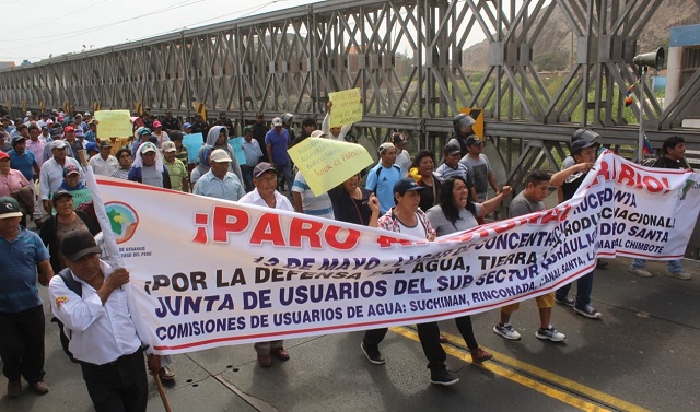 Agricultores encabezan masiva marcha de protesta por la Panamericana Norte, desde Santa hasta Chimbote