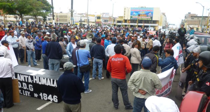 Estatales con ataúd recorrieron las calles en rechazo a la ley de Servicio Civil