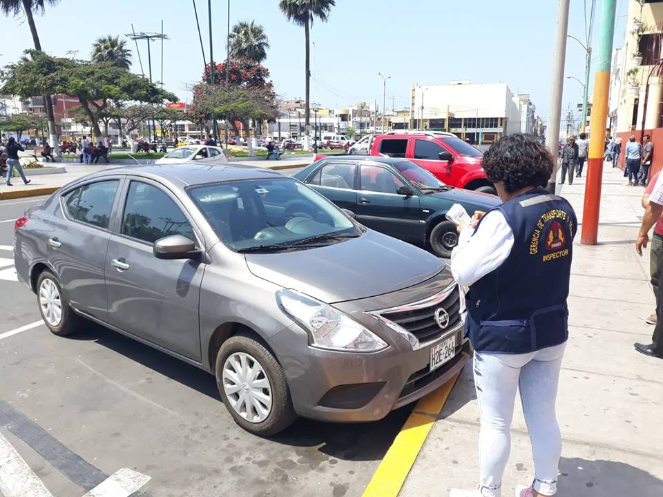 Colocan más de 100 papeletas preventivas por estacionar vehículos en la plaza de armas de Chimbote