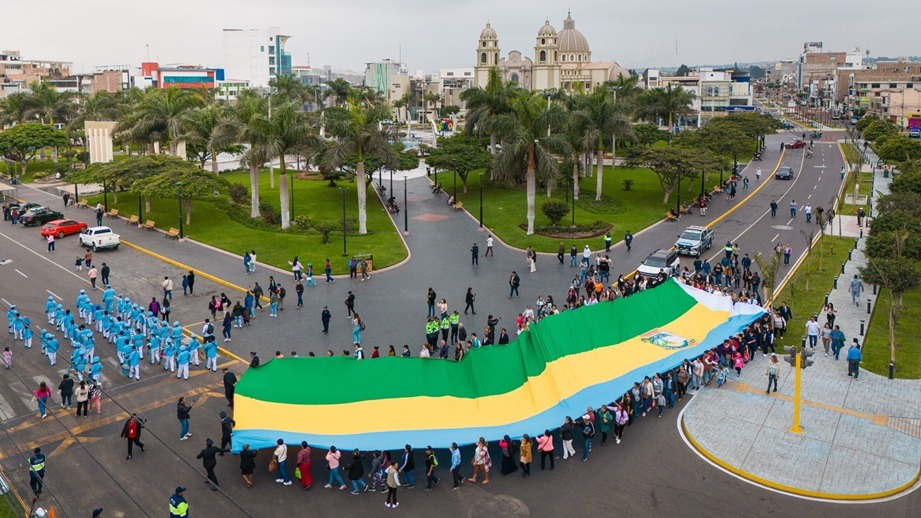 Nuevo Chimbote inicia festividad por su 31° Aniversario de creación con desfile y paseo de enorme bandera distrital