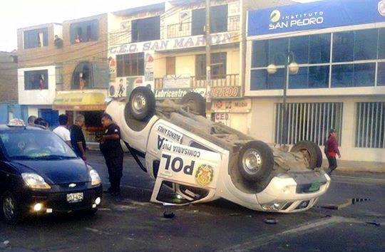 Patrullero vuelca aparatosamente y ocasiona triple choque en centro de Chimbote