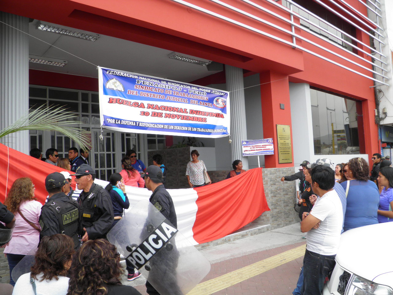 Chimbote: Trabajadores en huelga impiden ingreso de jueces en la Corte del Santa