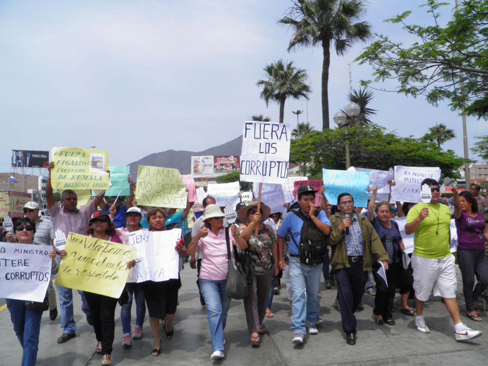 Chimbote: sociedad civil se movilizó en rechazo a la destitución de Yeni Vilcatoma